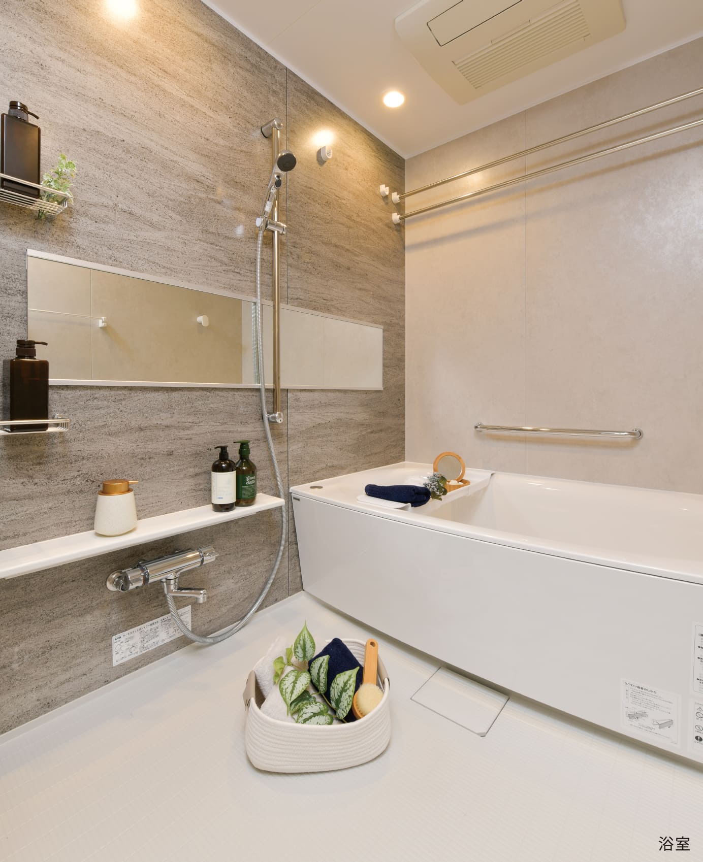 BATHROOM 単に「洗う」「浸かる」というバスルームの機能以上に、美しく磨き、過ごすための空間へ。